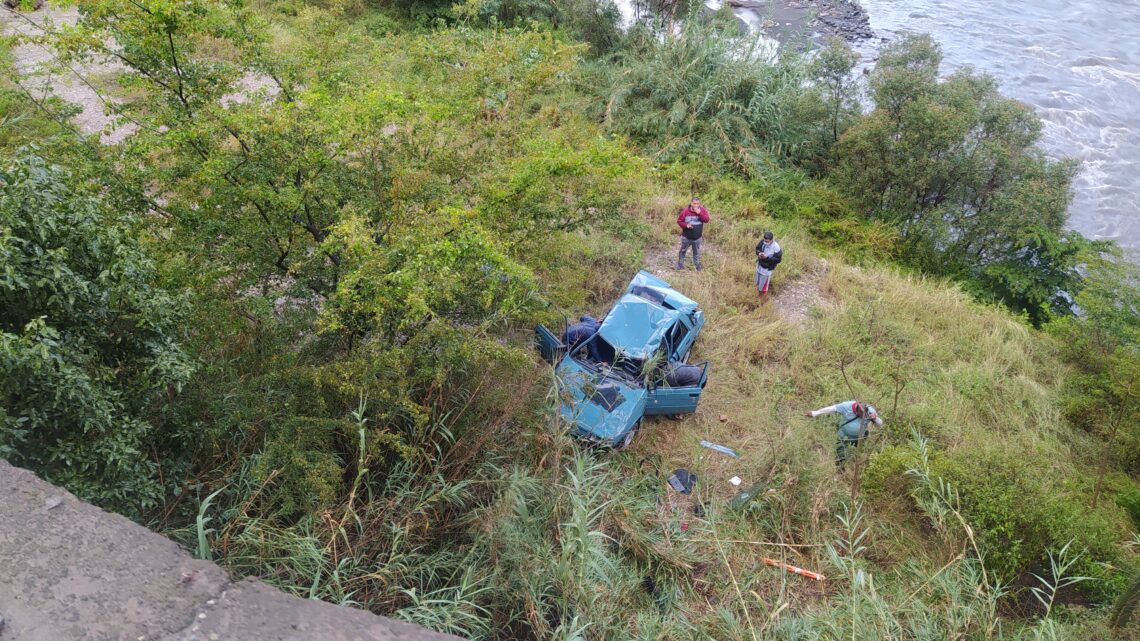 Aparatoso accidente en la vía Málaga Capitanejo por poco caen al río