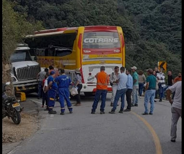 Bus sufrió accidente en la vía Curos Málaga